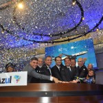 Antonoaldo Neves e diretores da Azul no momento que simbolizou a abertura de capital da Azul