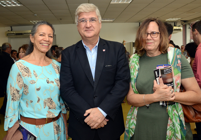 Elenice Ferrari e Beatriz Azevedo Castro, do Espaço Conhecimento, e David Barioni, presidente da SPTuris Elenice Ferrari e Beatriz Azevedo Castro, do Espaço Conhecimento, e David Barioni, presidente da SPTuris