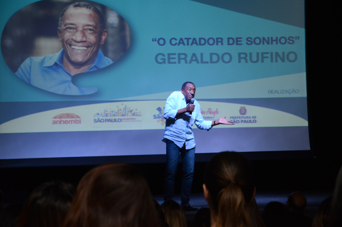 Geraldo Rufino, o "Catador de Sonhos", realizou uma palestra motivacional para os presentes Geraldo Rufino, o "Catador de Sonhos", realizou uma palestra motivacional para os presentes