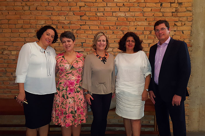 Melissa Basílio ao lado da representante do trade, Ana Flávia Medina, da executiva de vendas da Copa Airlines, Cristiane Cortizo, da representante do Visit USA, Jussara Haddad e de Luis Moura Jr. Melissa Basílio ao lado da representante do trade, Ana Flávia Medina, da executiva de vendas da Copa Airlines, Cristiane Cortizo, da representante do Visit USA, Jussara Haddad e de Luis Moura Jr.