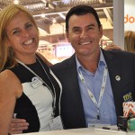 Roxanna Torrens, representante do Planet Hollywood, e Claudio da Silva do M&E
