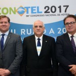 Marx Beltrão, Ministro do Turismo, Dilson Fonseca Jatahy, presidente da ABIH Nacional, e Vinicius Lummertz, presidente da Embratur