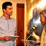 Luiz Lima, secretário nacional do Ministério do Esporte, recebe livro de Maureen Flores, da CNC