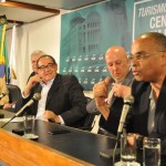 Mesa que abriu a segunda-feira de seminários