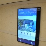 Monitor interativo em seis idiomas auxilia hóspedes na localização, informações e reserva de serviços e espetáculos