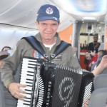 O sanfoneiro, Waldonys, fez um show ao vivo para os passageiros do voo fretado