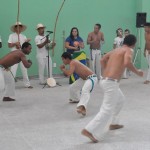 Os passageiros do voo inaugural foram recebidos com uma apresentação de capoeira