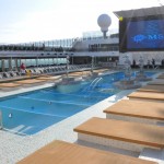 Piscina principal conta com 25 metros de comprimento e telão e opções de refeições e bebidas