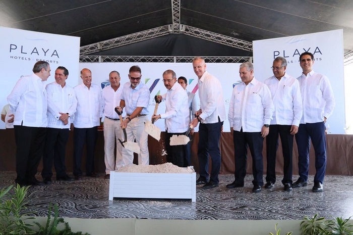 O presidente da Republica Dominicana, Danilo Medina, juntamente com Bruce Wardinski, CEO da Playa Hotels & Resorts, e Carlos Cabrera, vice-presidente de Operações All Inclusive da Hyatt, na cerimônia de início da construção do Hyatt Zilara e do Hyatt Ziva Cap Cana (Foto: Divulgação)