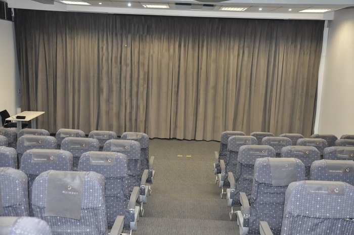 A parte da frente do auditório possui cortinas que podem ser fechadas e tornar o espaço em um palanque de apresentações A parte da frente do auditório possui cortinas que podem ser fechadas e tornar o espaço em um palanque de apresentações