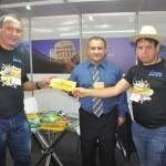 Alex Benacon, assessor de Marketing do Amazonas, com agentes de viagens