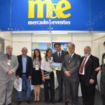 Comitiva da Avirrp visita o estande do Mercado & Eventos e é recepcionada pela diretora de Vendas do jornal, Mari Masgrau