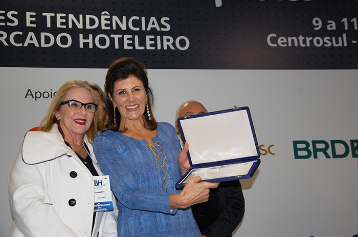 Homenagem da ABIH-SC a empresaria Maria Marlene Paludo Homenagem da ABIH-SC a empresaria Maria Marlene Paludo
