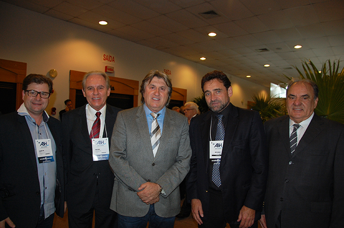 Leonel Pavan, secretário de SC com Milton Zuanazzi, Volnei Koch e Paulo de Brito Leonel Pavan, secretário de SC com Milton Zuanazzi, Volnei Koch e Paulo de Brito