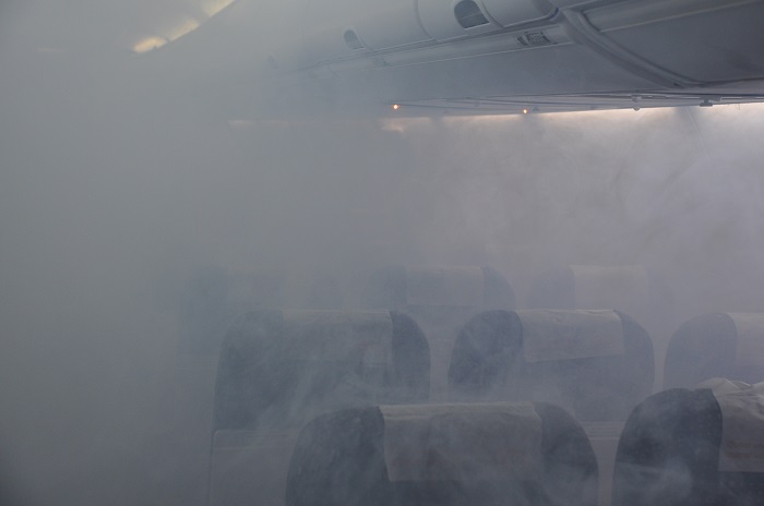 O Mockup do 737 pode se encher de fumaça para simular uma situação de incêndio na aeronave O Mockup do 737 pode se encher de fumaça para simular uma situação de incêndio na aeronave