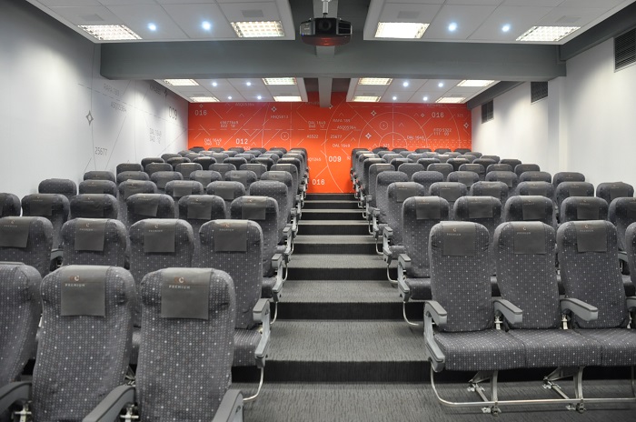 O auditório do local tem poltronas idênticas as usadas nas aeronaves 737 da Gol O auditório do local tem poltronas idênticas as usadas nas aeronaves 737 da Gol
