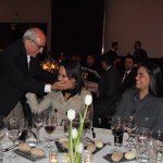 O fundador da Avianca Brasil, José Efromovich, foi até a mesa dos comissários e pilotos do voo inaugural cumprimentar um por um