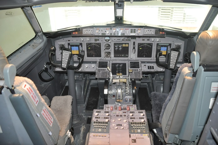 O mock-up conta com uma recriação do cockpit dos pilotos O mock-up conta com uma recriação do cockpit dos pilotos