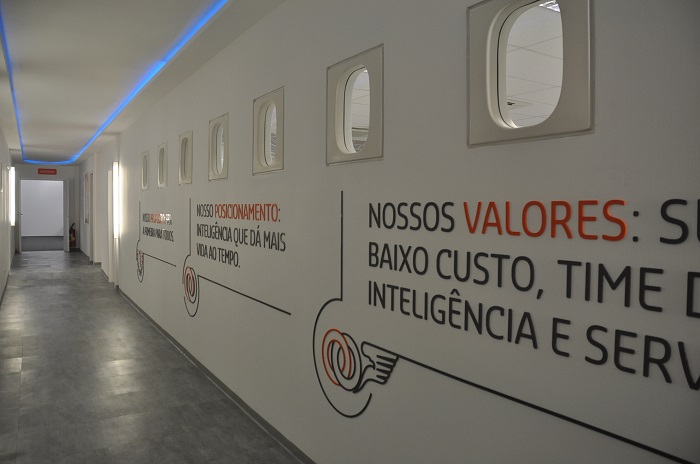 Os corredores de acessos as salas de aula tem janelas de cabines de avião Os corredores de acessos as salas de aula tem janelas de cabines de avião