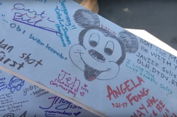 A estrutura de metal foi assinada e desenhada por todos os funcionários do parque antes de ser içada (Foto: YouTube)