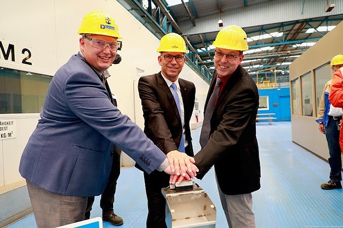 Sebastian Brunilla, Diretor de Projeto da Classe Quantum da RCCL, Stephan Schnees, Diretor de Gerenciamento de Projetos da Meyer Werft, e Carsten Pengel, Gestor de Projeto da Meyer Werft