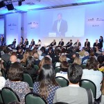 Auditório lotado durante a abertura do evento