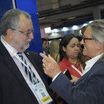 Enrique Martín-Ambrosio, da Air Europa, conversando com Rosa Masgrau, do M&E
