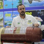 João Taylor, do M&E, cortando a mortadela no estade do M&E