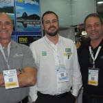 João Taylor, do M&E, entre Marlos Benedini e Marcelo Ammiratti, da Bentour