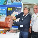 Roy Taylor, do M&E, com Leonel Pavan, no estande do M&E