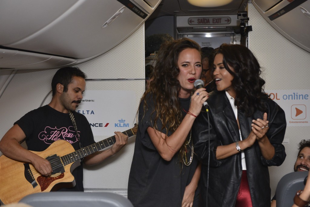 As artistas Tiê e Lucy Alves se apresentam durante a prévia do Rock in Rio a bordo da aeronave da GOL - Foto: João Sal
