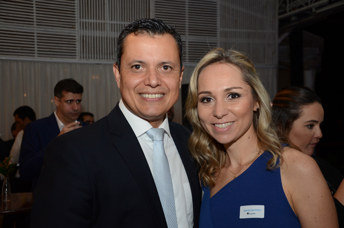 Carlos Barbosa, do Turismo de Aruba, e Daniela Bertollini, da Expedia Carlos Barbosa, do Turismo de Aruba, e Daniela Bertollini, da Expedia