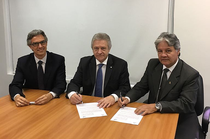 Marco Ferraz, presidente da CLIA Brasil, Renê Hermann, presidente do Conselho de Administração da CLIA Brasil, e Márcio Santiago, presidente do Brasil Convention,