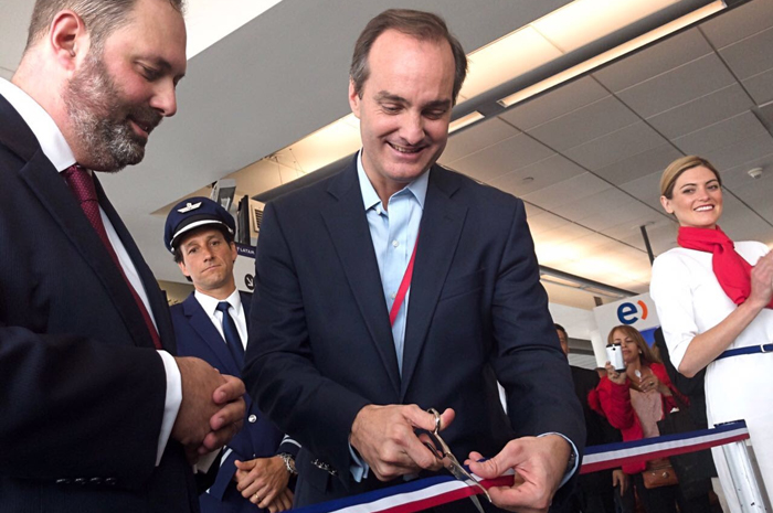 Phillip Dalidakis, Ministro de Empresas, Inovação e Comércio do Governo do Estado de Victoria, na Australia, e Fernando Poitevin, VP de Serviços da LATAM