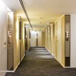 Corredor de um dos andares de apartamentos do LSH Hotels