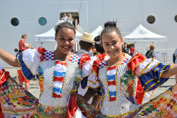 Os turistas foram recepcionados com pessoas vestidas com roupas tradicionais de alagoanas e apresentações musicais (Foto: Divulgação)