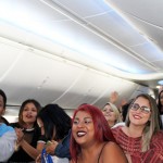 As fãs a bordo vibram com a presença do cantor