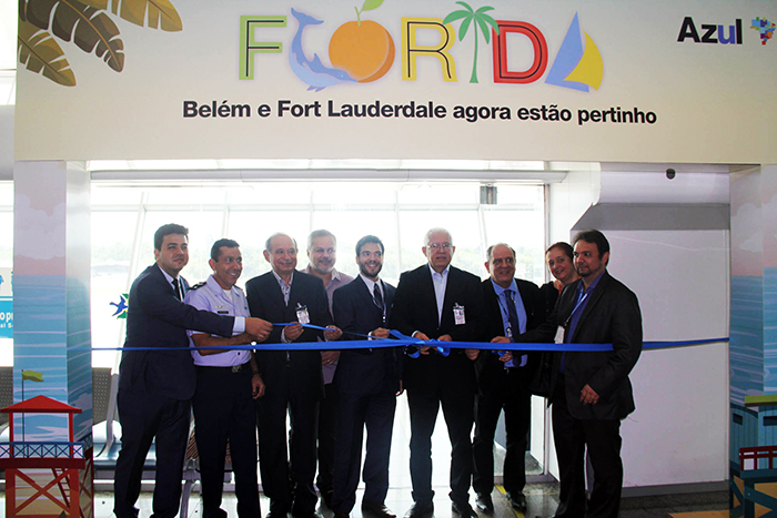 Corte da fita na solenidade do voo inaugural