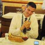 Vinícius Freitas é homenageado pelo aniversário com um bolo