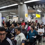 Fila de espera para embarcar no voo inaugural