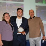 Marcelo Oliveira, da Riotur entrega o prêmio a Rafael Martine, do Gran Mercure
