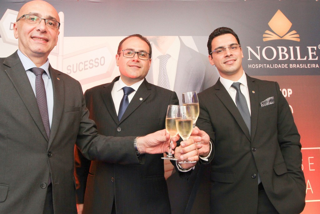 Ao centro Roberto Bertino, Fundador e Presidente da Nobile Hotéis, ladeado dos seus sócios Ricardo Pompeu, e Rafael Menna