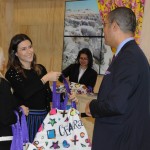 Livia Rolim, da Setur-CE, distribui as tão queridas bolsas do Ceará