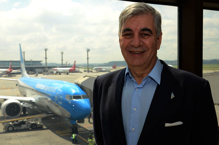 Mario Del Acqua, presidente da Aerolíneas Argentinas, e a nova aeronave da companhia ao fundo (FOTO: Eric Ribeiro)