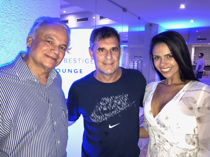 Orlando Giglio, da Iberostar, com Mário Antonio, VP de Vendas e Marketing da Trend e sua esposa, Aline Lima, durante o coquetel de comemoração dos dez anos do Iberostar Praia do Forte.