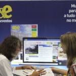 Mari Masgrau atende cliente no estande do M&E