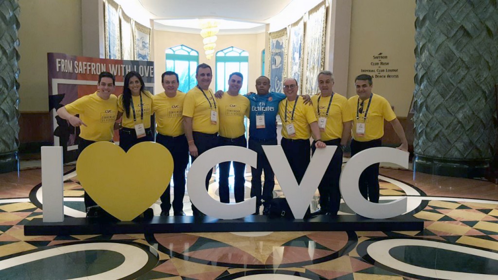 O diretor geral da Emirates no Brasil, Stephane Perard, com o time da CVC (da esq. p dir) Cristiano Placeres, Nathalia Moura, Valter Patriani, Claiton Armelin, Emerson Belan, Fábio Mader e Sylvio Ferraz O diretor geral da Emirates no Brasil, Stephane Perard, com o time da CVC (da esq. p dir) Cristiano Placeres, Nathalia Moura, Valter Patriani, Claiton Armelin, Emerson Belan, Fábio Mader e Sylvio Ferraz