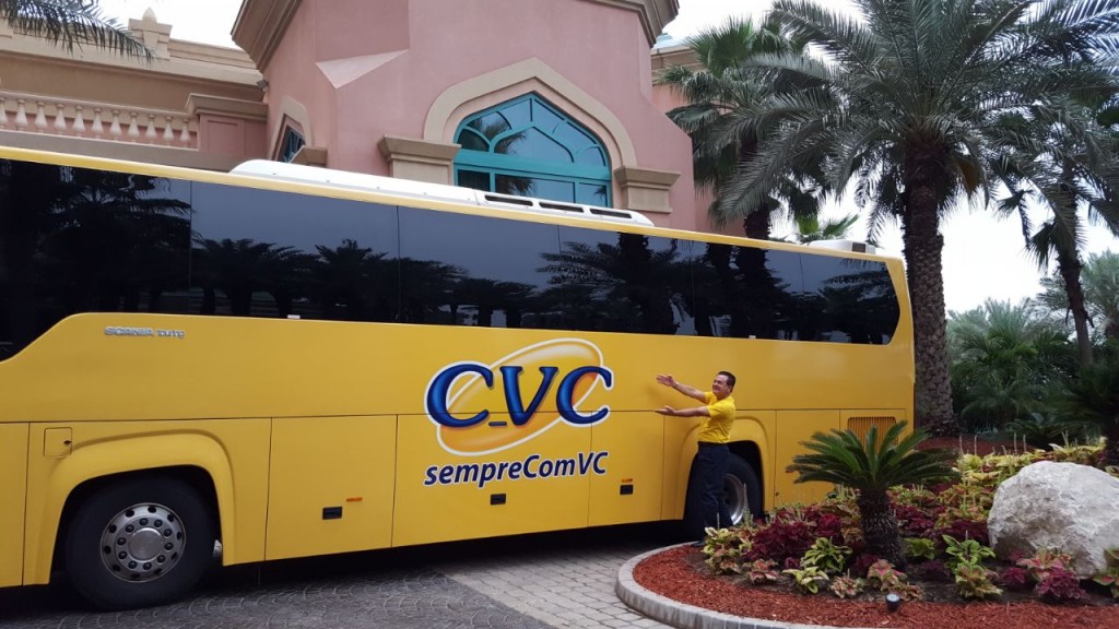 Patriani comemora o primeiro ônibus adesivado da CVC em Dubai Patriani comemora o primeiro ônibus adesivado da CVC em Dubai