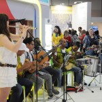 Quem visita o estande do Brasil pode conhecer um pouco mais da nossa música e cultura