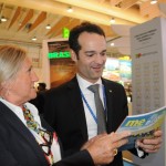 Rosa Masgrau, do M&E, apresenta a revista especial da BTL para o presidente da TAP, Antonoaldo Neves